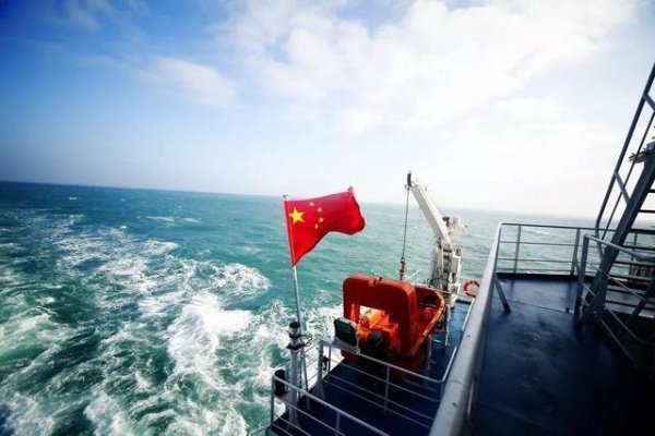 配资平台排行榜第一名 霍尔木兹罕见一幕：一面面中国国旗飘扬，中方六个字，让美国羞愧
